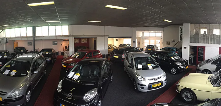 De showroom van Looymans Auto's met occasions van verschillende merken